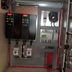 - Variadores de frecuencia por bomba
- Potenciómetro, para dar ajuste a la presión de agua.
- PLC