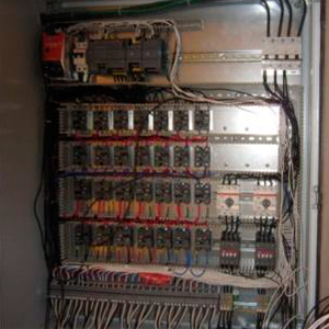 - Transformador de corriente
- PLC
- Relays de alta acción para cada una de las válvulas solenoide de la boquilla
- Guardamotores
- Contactores
- Clemas